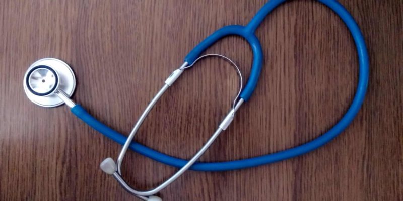 ¿Cómo funciona un estetoscopio?