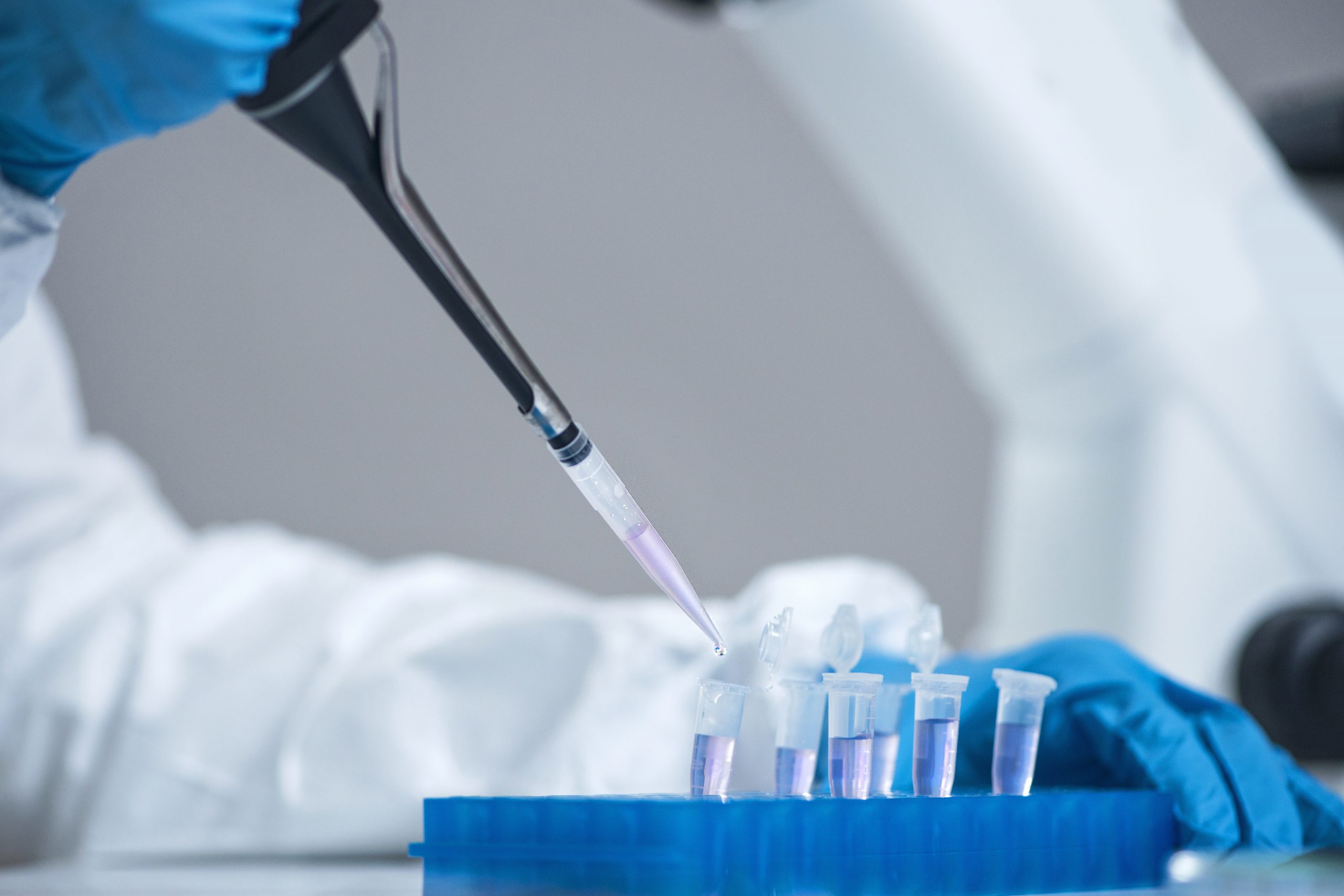 ¿Qué es una micropipeta de volumen variable?