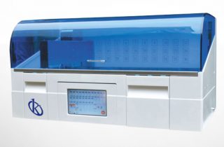 ¿Cómo se desarrolla la tinción automática de tejidos en un laboratorio de histología?
